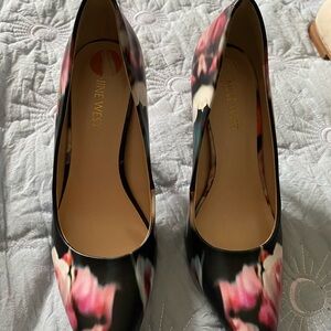 Nine West Women's Floral Black Pumps size 7
